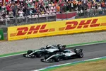 Foto zur News: Lewis Hamilton (Mercedes) und Valtteri Bottas (Mercedes)