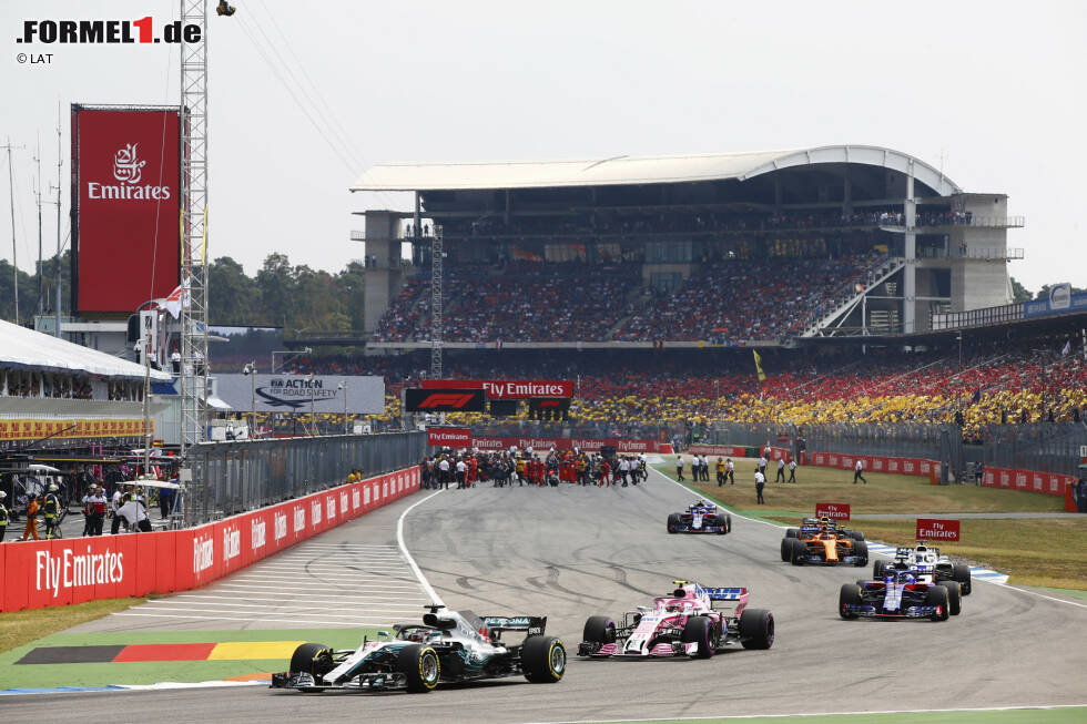 Foto zur News: Lewis Hamilton (Mercedes) und Esteban Ocon (Force India)