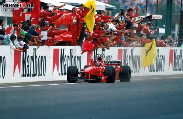 Foto zur News: "Schumi" darf jubeln: Mit einer taktischen Meisterleistung besiegt er die Silberpfeile. Doch es war nicht das einzige denkwürdige Rennen in Budapest: Jetzt durch die Triumphe und Tragödien klicken!