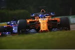 Foto zur News: Fernando Alonso (McLaren) und Brendon Hartley (Toro Rosso)