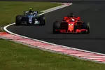 Foto zur News: Sebastian Vettel (Ferrari) und Valtteri Bottas (Mercedes)