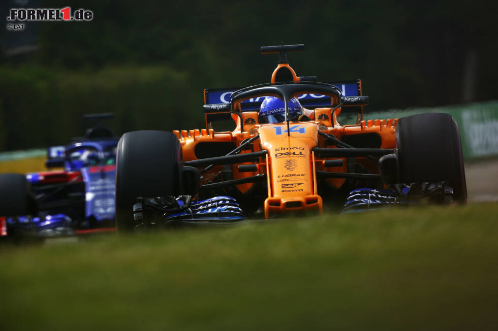 Foto zur News: Fernando Alonso (McLaren) und Brendon Hartley (Toro Rosso)