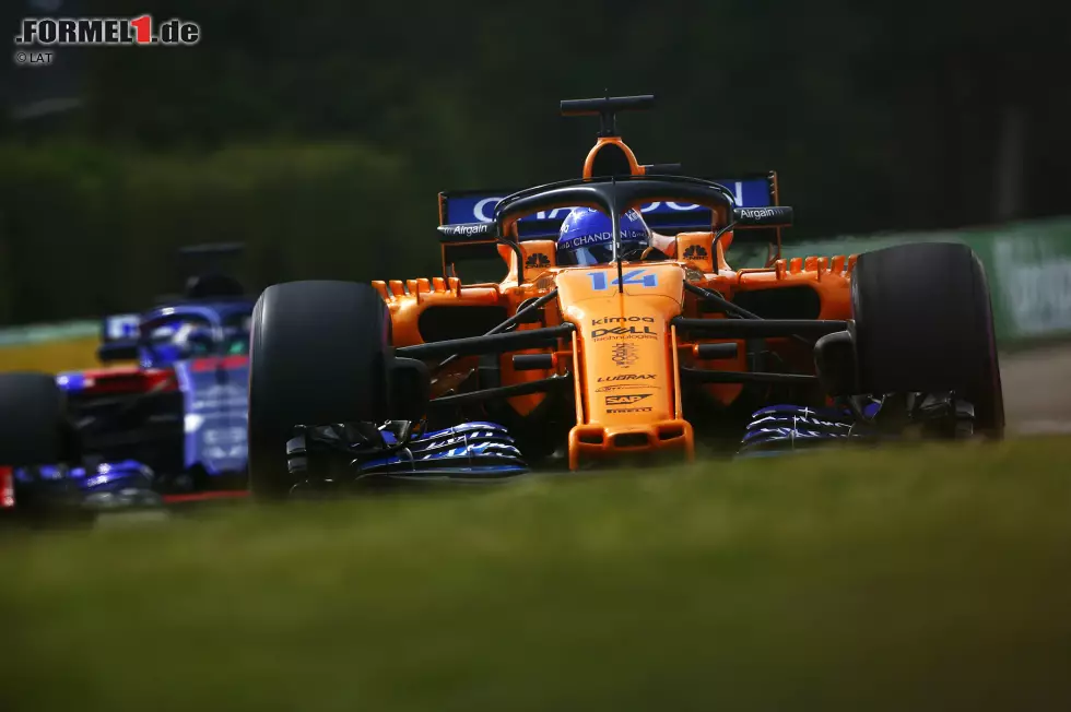 Foto zur News: Fernando Alonso (McLaren) und Brendon Hartley (Toro Rosso)