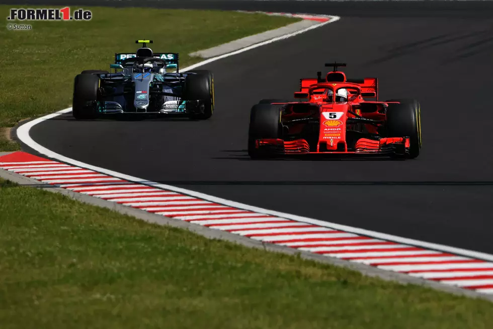 Foto zur News: Sebastian Vettel (Ferrari) und Valtteri Bottas (Mercedes)