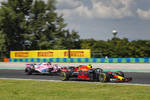 Foto zur News: Max Verstappen (Red Bull) und Sergio Perez (Force India)