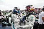 Foto zur News: Valtteri Bottas (Mercedes) und Lewis Hamilton (Mercedes)