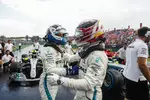 Foto zur News: Valtteri Bottas (Mercedes) und Lewis Hamilton (Mercedes)