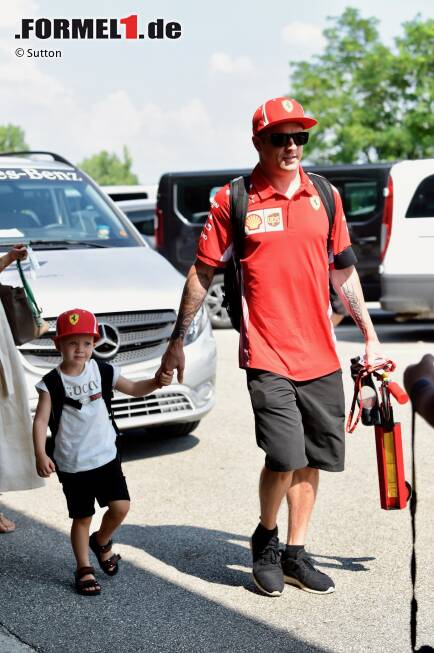 Foto zur News: Kimi Räikkönen mit Sohn Robin (Ferrari)
