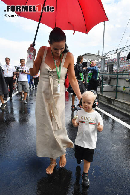Foto zur News: Kimi Räikkönens Frau Minttu mit Sohn Robin