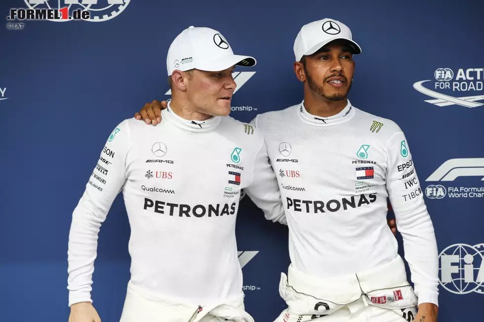 Foto zur News: Valtteri Bottas (Mercedes) und Lewis Hamilton (Mercedes)