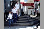 Foto zur News: Claire Williams und der Manager von Fernando Alonso (McLaren)