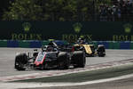 Foto zur News: Kevin Magnussen (Haas) und Carlos Sainz (Renault)