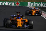 Foto zur News: Fernando Alonso (McLaren) und Stoffel Vandoorne (McLaren)