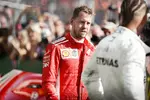 Foto zur News: Sebastian Vettel (Ferrari) und Lewis Hamilton (Mercedes)