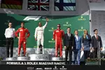 Foto zur News: Sebastian Vettel (Ferrari), Lewis Hamilton (Mercedes) und Kimi Räikkönen (Ferrari)