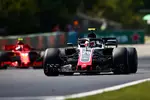 Foto zur News: Kevin Magnussen (Haas) und Kimi Räikkönen (Ferrari)