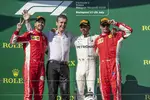 Foto zur News: Sebastian Vettel (Ferrari), Lewis Hamilton (Mercedes) und Kimi Räikkönen (Ferrari)