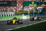 Foto zur News: Carlos Sainz (Renault) und Romain Grosjean (Haas)