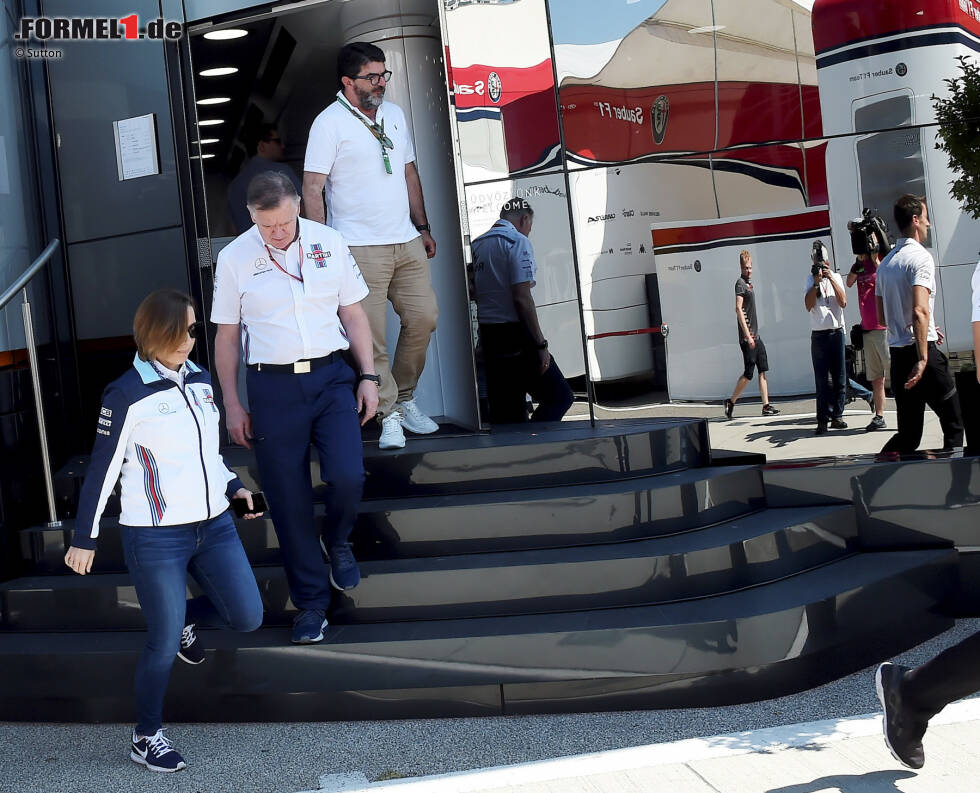 Foto zur News: Claire Williams und der Manager von Fernando Alonso (McLaren)