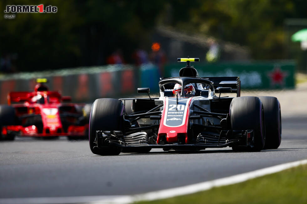 Foto zur News: Kevin Magnussen (Haas) und Kimi Räikkönen (Ferrari)