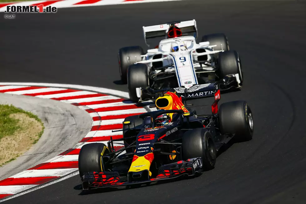 Foto zur News: Daniel Ricciardo (Red Bull) und Marcus Ericsson (Sauber)