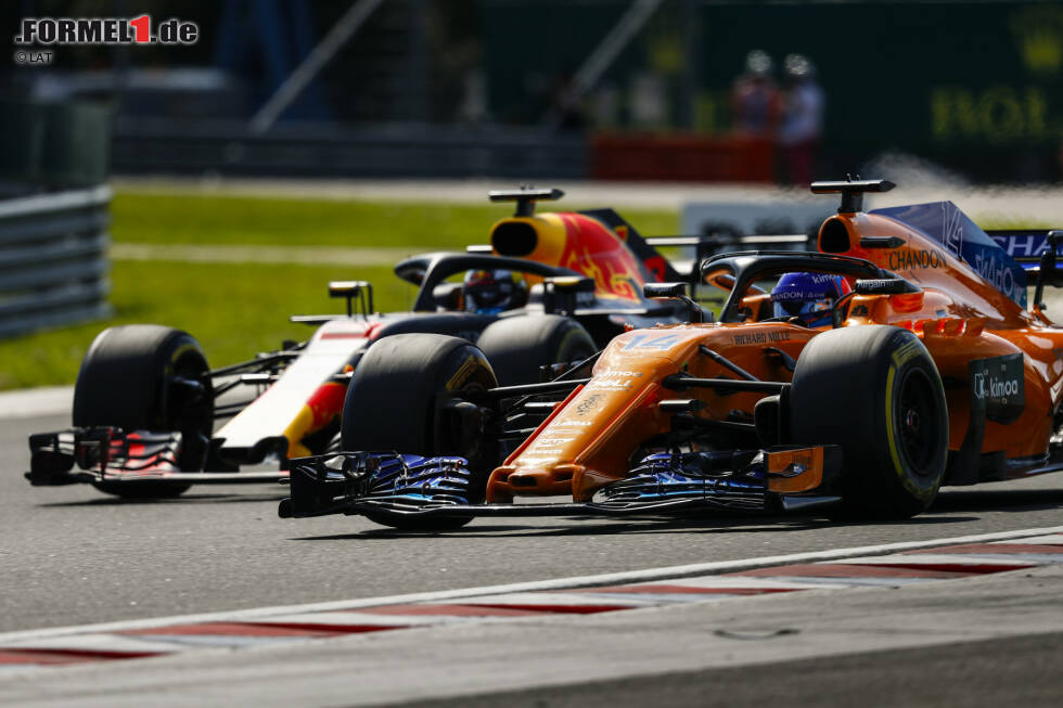 Foto zur News: Fernando Alonso (McLaren) und Daniel Ricciardo (Red Bull)