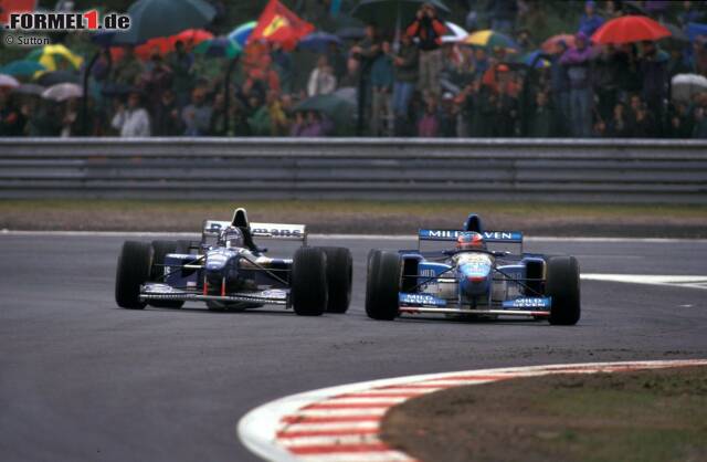 Foto zur News: Was für ein Duell: Schumacher wehrt sich 1995 auf Slicks im Regen gegen Hill. Jetzt durch die Triumphe & Tragödien beim Belgien-GP klicken!
