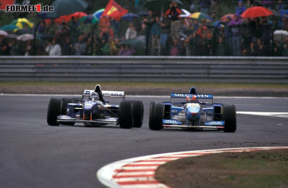 Foto zur News: Was für ein Duell: Schumacher wehrt sich 1995 auf Slicks im Regen gegen Hill. Jetzt durch die Triumphe &amp;amp; Tragödien beim Belgien-GP klicken!
