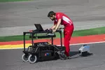 Foto zur News: Ferrari-Ingenieur untersucht die Strecke mit einem Scanner