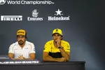 Foto zur News: Fernando Alonso (McLaren) und Carlos Sainz (Renault)