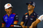 Foto zur News: Pierre Gasly (Toro Rosso) und Daniel Ricciardo (Red Bull)