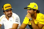 Foto zur News: Fernando Alonso (McLaren) und Carlos Sainz (Renault)