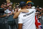 Foto zur News: Fernando Alonso (McLaren) und Lewis Hamilton (Mercedes)