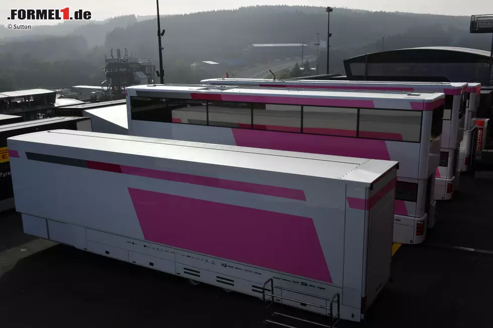 Foto zur News: Teamtrucks von Force India ohne Namensschriftzüge