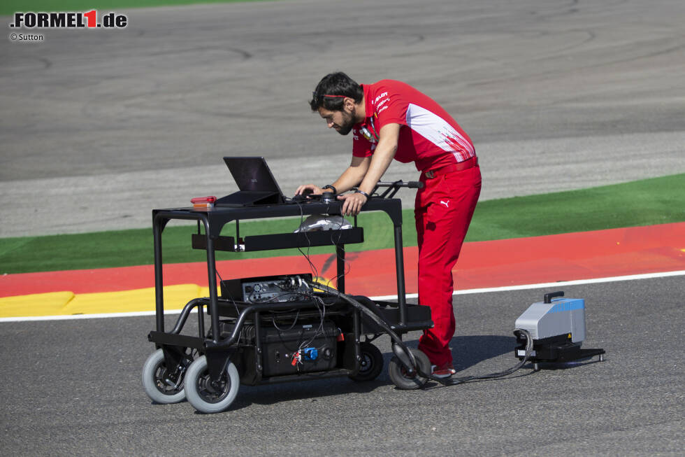 Foto zur News: Ferrari-Ingenieur untersucht die Strecke mit einem Scanner