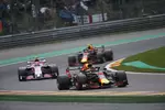 Foto zur News: Daniel Ricciardo (Red Bull), Esteban Ocon (Racing Point) und Max Verstappen (Red Bull)