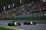 Foto zur News: Nico Hülkenberg (Renault) und Carlos Sainz (Renault)