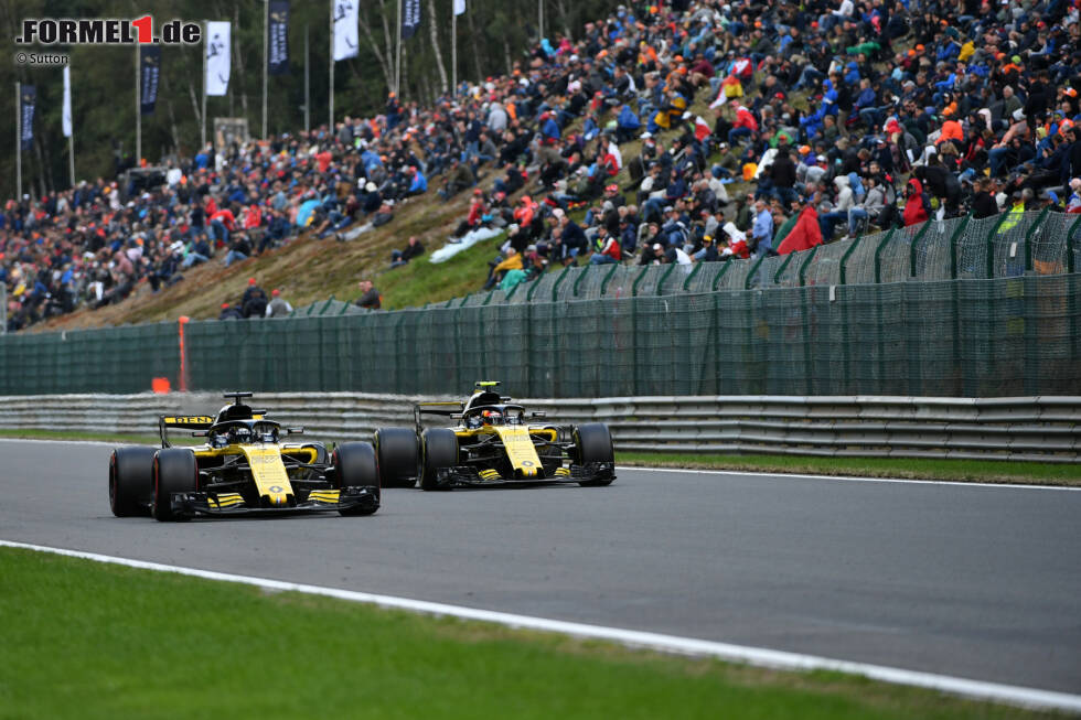Foto zur News: Nico Hülkenberg (Renault) und Carlos Sainz (Renault)