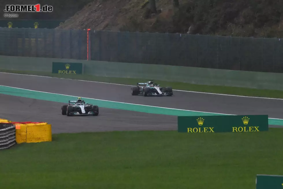 Foto zur News: Valtteri Bottas (Mercedes) und Lewis Hamilton (Mercedes)
