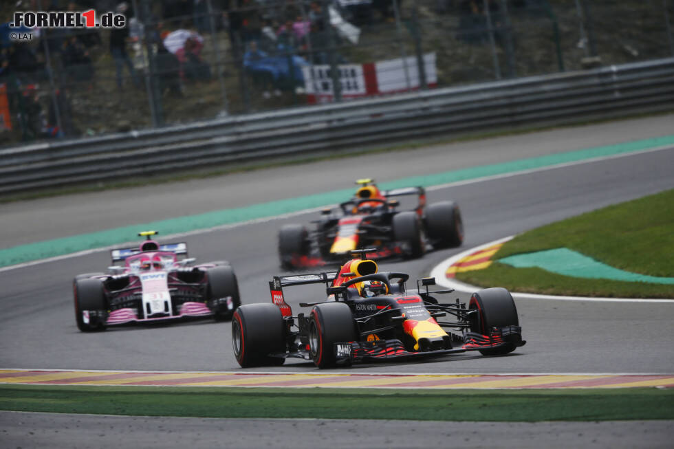 Foto zur News: Daniel Ricciardo (Red Bull), Esteban Ocon (Racing Point) und Max Verstappen (Red Bull)