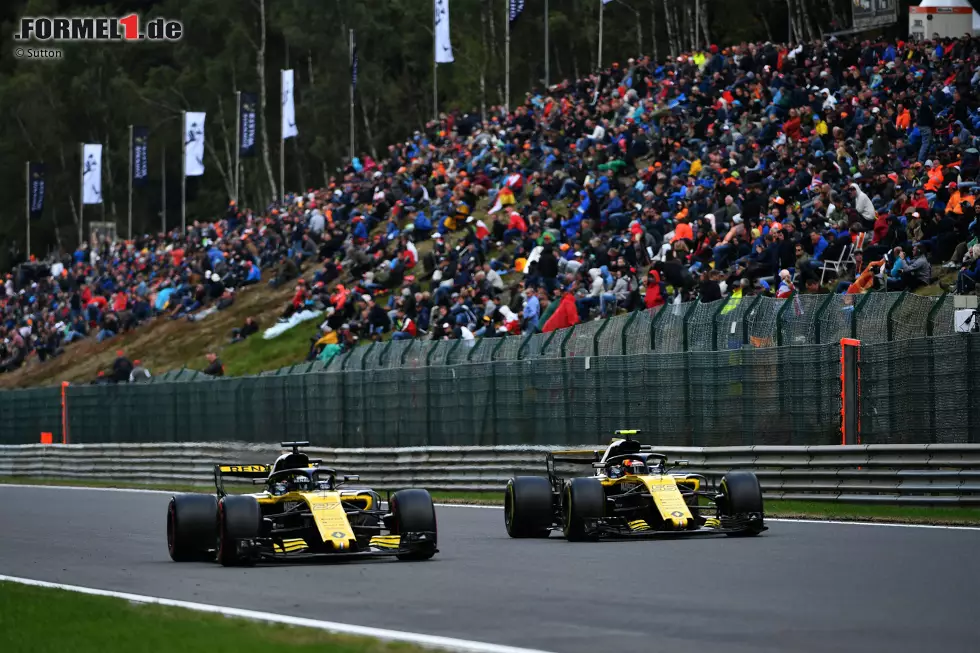 Foto zur News: Nico Hülkenberg (Renault) und Carlos Sainz (Renault)