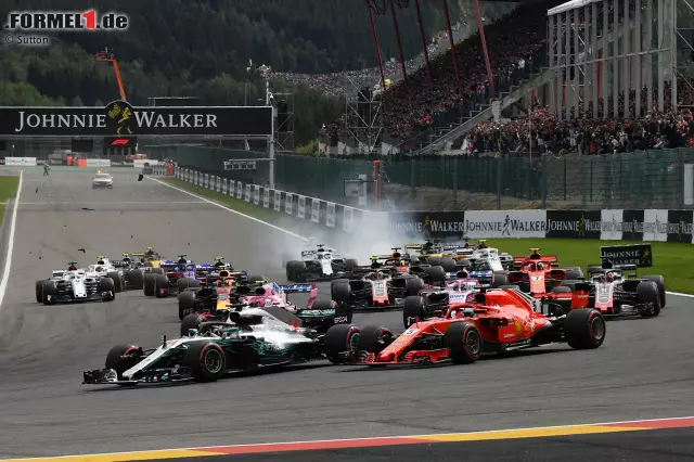 Foto zur News: Fernando Alonsos Flugstunde: Der gesamte Startcrash in Spa-Francorchamps im Spielfilm!