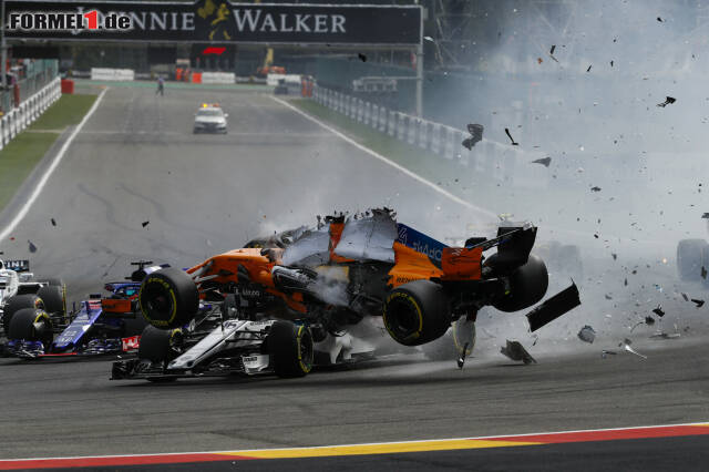 Foto zur News: Beim Unfall von Spa-Francorchamps hatte Charles Leclerc eine Menge Glück. Fernando Alonso rutschte über den Sauber-Piloten drüber.
