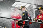 Foto zur News: Max Verstappen (Red Bull) und Sebastian Vettel (Ferrari)