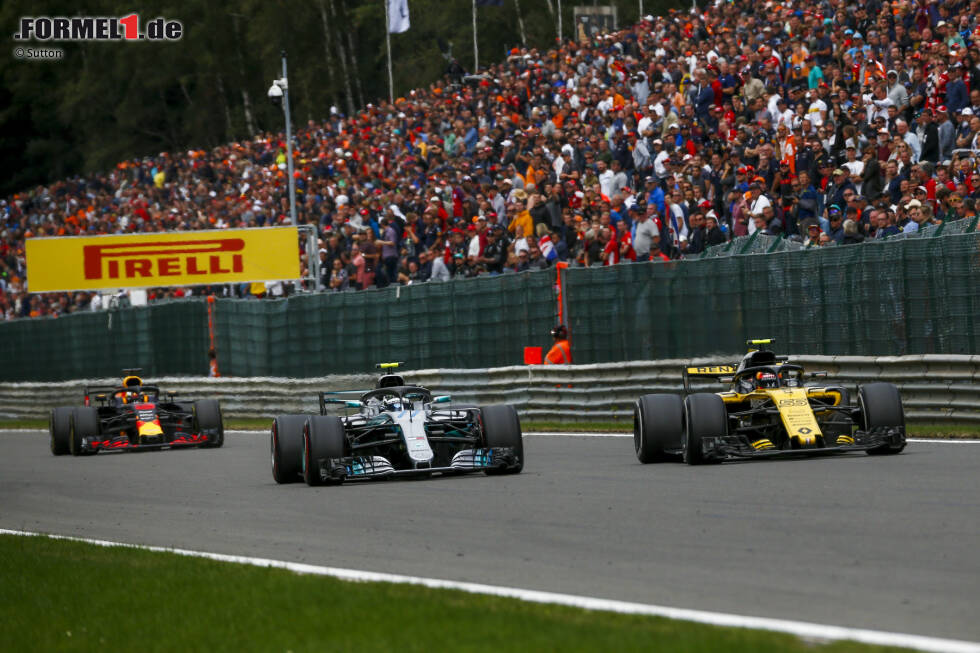 Foto zur News: Carlos Sainz (Renault), Valtteri Bottas (Mercedes) und Daniel Ricciardo (Red Bull)