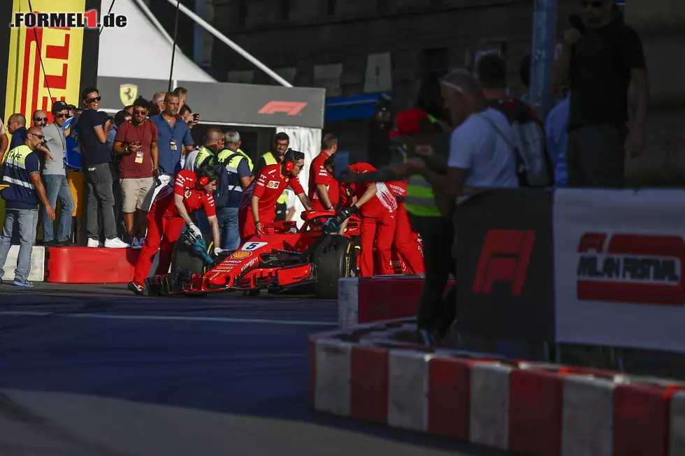 ... gröhlen, als die Mechaniker Vettels Auto wegschieben. Haben sie wirklich gerade erlebt, dass der viermalige Weltmeister einen Anfängerfehler begeht? Ein genauer Blick auf den Frontflügel zeigt, dass ... Foto zur News: ... gröhlen, als die Mechaniker Vettels Auto wegschieben. Haben sie wirklich gerade erlebt, dass der viermalige Weltmeister einen Anfängerfehler begeht? Ein genauer Blick auf den Frontflügel zeigt, dass ...