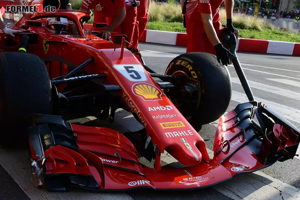 Foto zur News: die rechte Endplatte und die rechte Flügelhalterung beschädigt sind. Vettel ist der Fehler peinlich, wie ihm ...