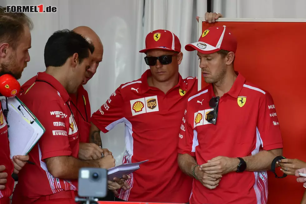 Foto zur News: beim Gespräch mit Kimi Räikkönen und seiner Crew deutlich anzusehen ist.