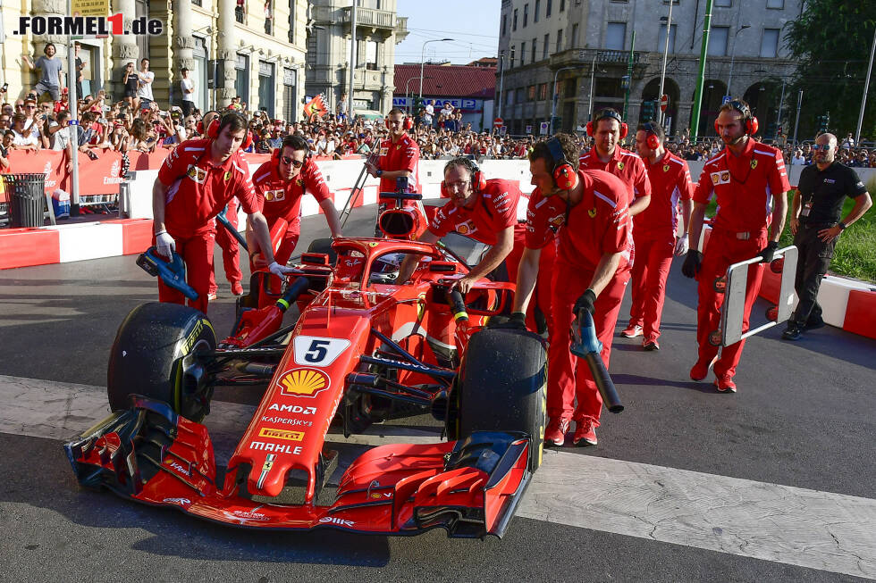 Foto zur News: Eingeknickter Frontflügel: Sebastian Vettels Bolide nach dem Malheur in Mailand. Jetzt durch weitere Bilder von Vettels Patzer klicken!