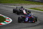 Foto zur News: Pierre Gasly (Toro Rosso) und Romain Grosjean (Haas)